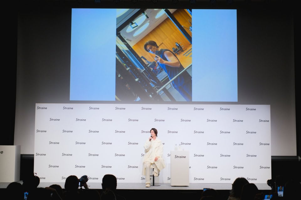 トレーニング中の写真について話す山下智久さん。