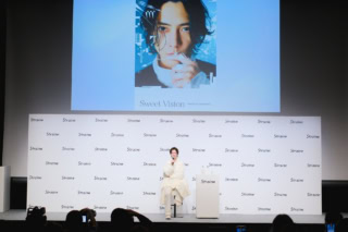 『Sweet Vision』のジャケット写真について話す山下智久さん。