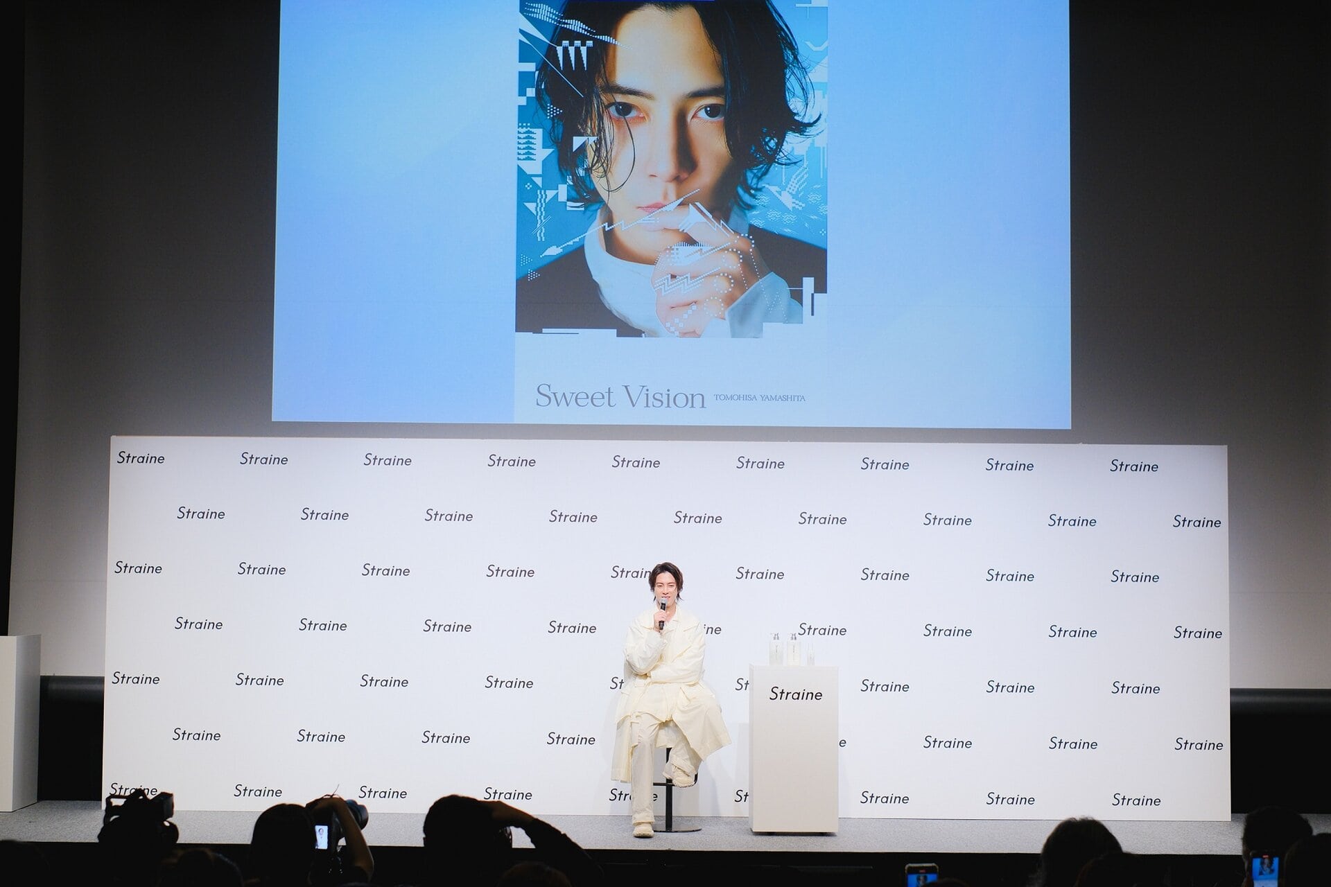 『Sweet Vision』のジャケット写真について話す山下智久さん。