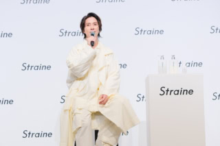 Strraineブランド発表会に登壇した山下智久さん。