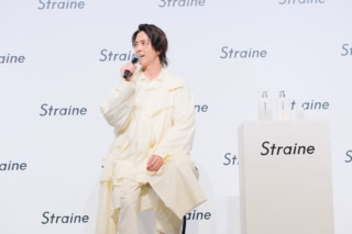 Strraineブランド発表会に登壇した山下智久さん。