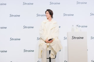 Strraineブランド発表会に登壇した山下智久さん。