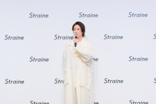 当日の山下さんは、全身白い衣装で登場。