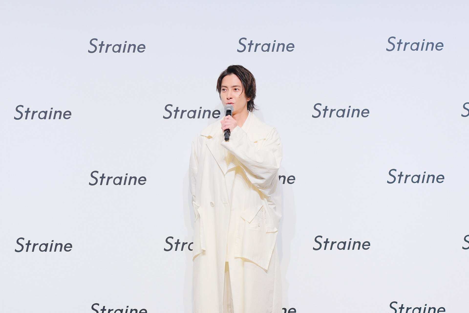 当日の山下さんは、全身白い衣装で登場。