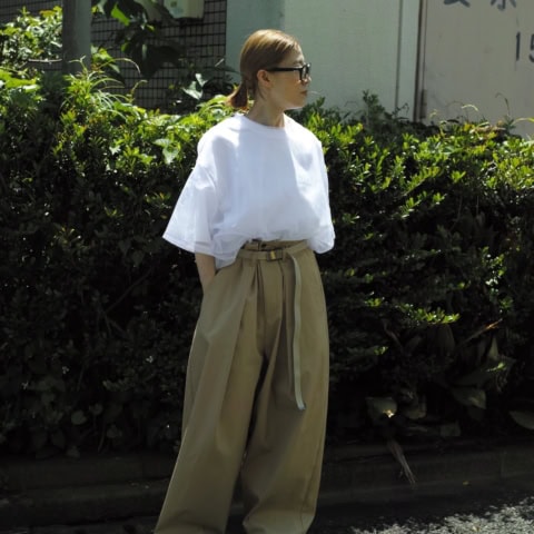 【40代スナップ】 ほんのり透けたロゴが素敵。「シアーTシャツ」の重ね着テクに注目｜秋山裕子さん