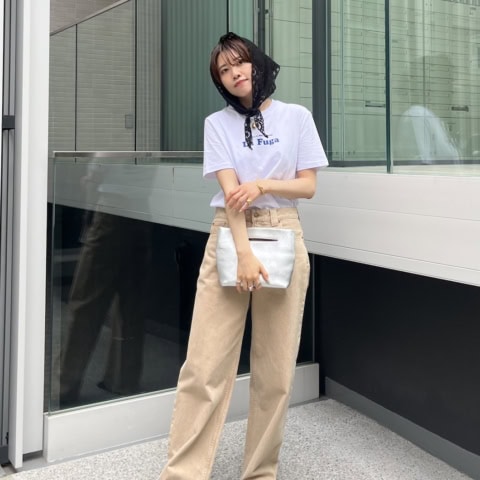 【40代スナップ】レーススカーフが効いてる！Tシャツコーデは小物テクが重要｜鈴木朋子さん