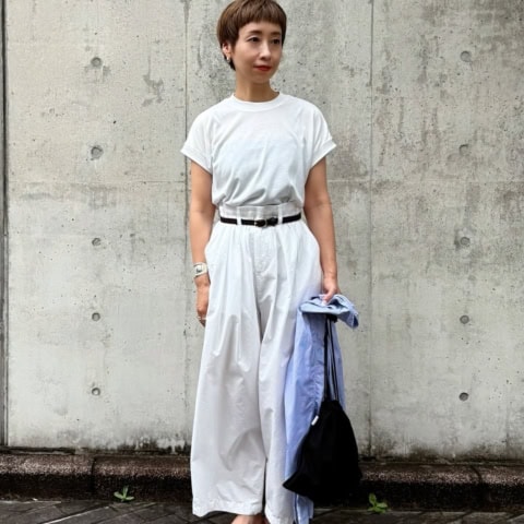 【40代スナップ】ブルーのシャツがアクセント！ 良バランスな全身白コーデのお手本｜山岸真帆さん