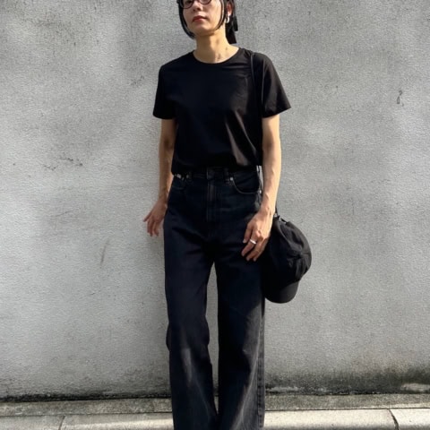 【40代スナップ】無印良品の990円TシャツのXLでシックなオールブラックが完成｜佐藤果林さん