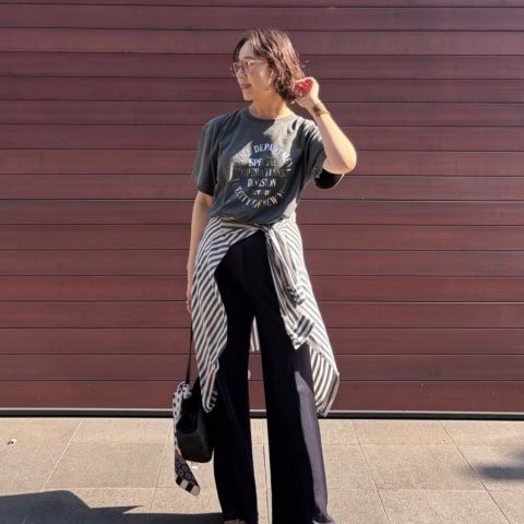 【40代スナップ】きれいめパンツとシャツ腰巻きで都会的なプリントTコーデ完成｜出原杏子さん