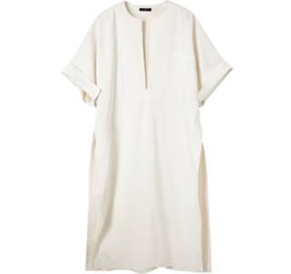 脇に大きく入ったスリットを生かして、パンツやスカートを中に重ねて。カフタンドレス¥64,900（イレーヴ）