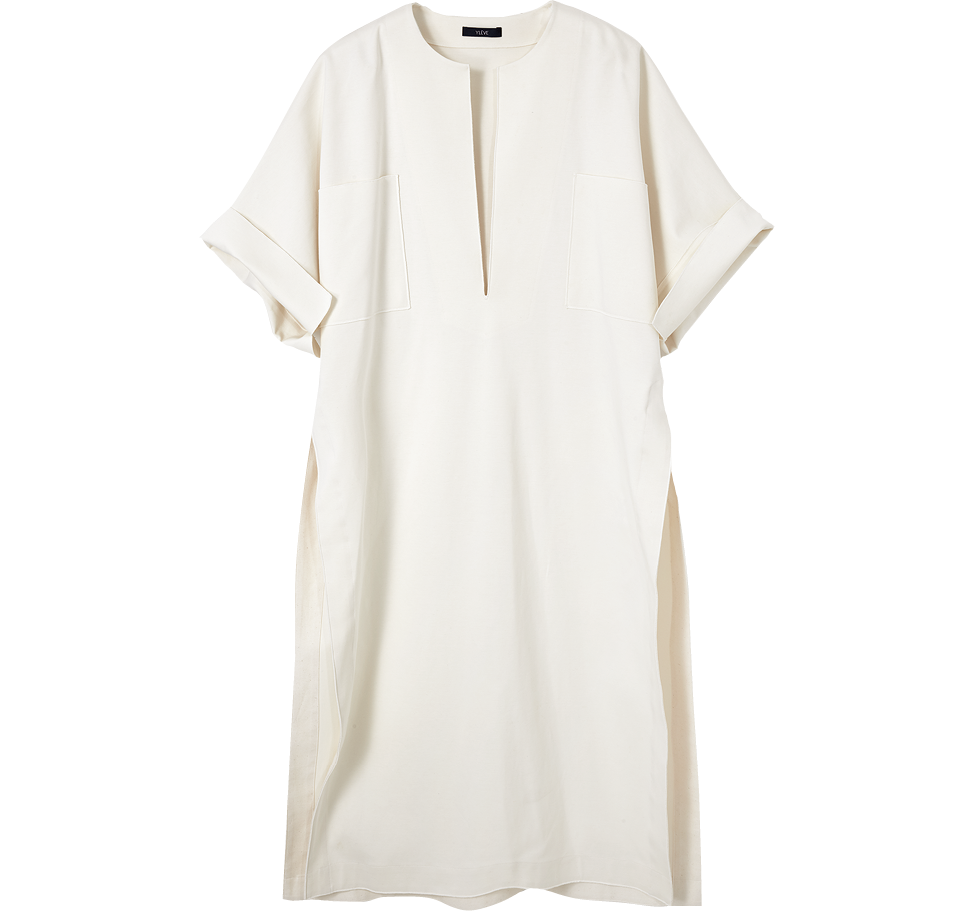 脇に大きく入ったスリットを生かして、パンツやスカートを中に重ねて。カフタンドレス¥64,900（イレーヴ）