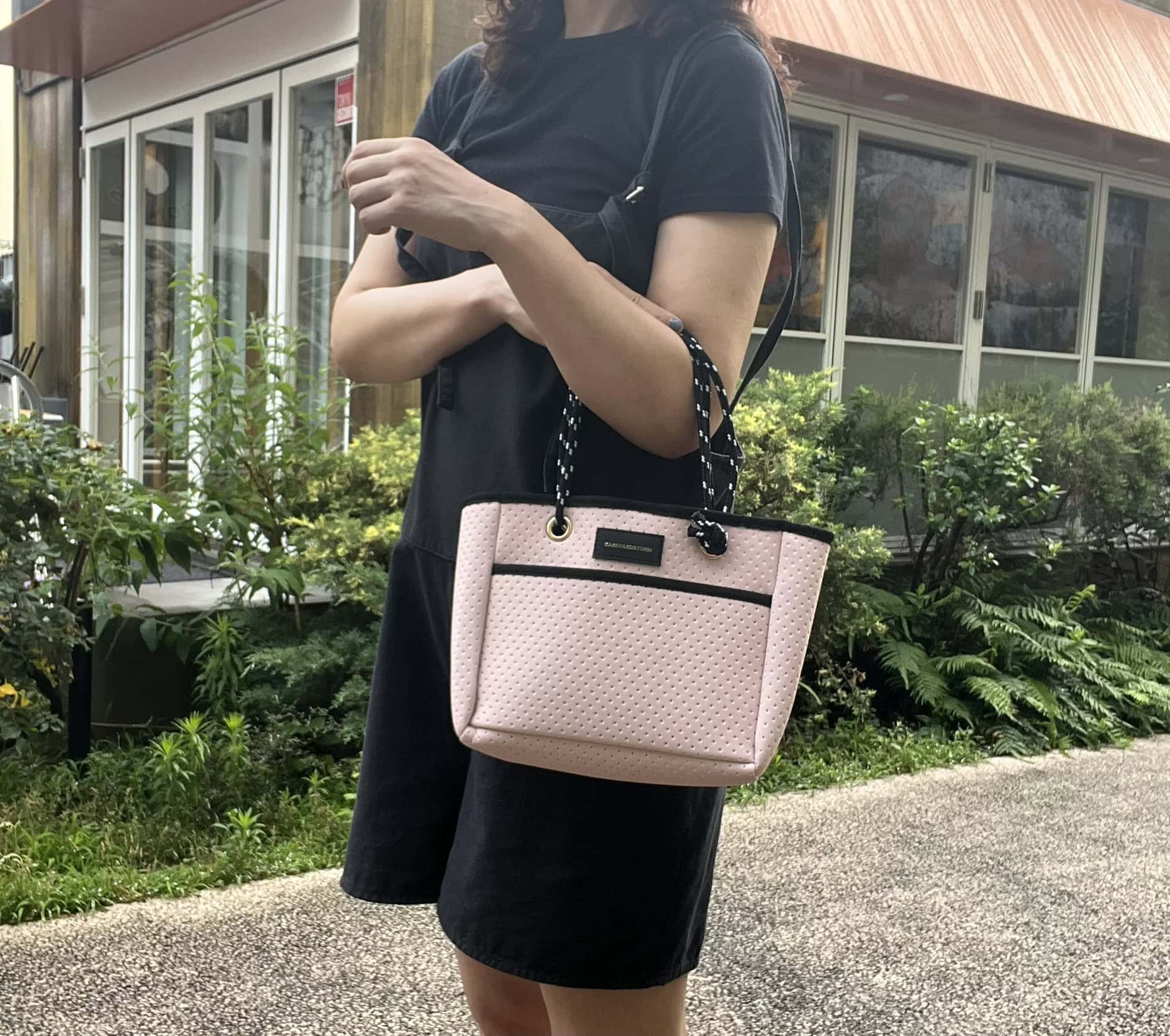 ピンクのバッグって初めてだったんですが、これは甘すぎないので取り入れやすかったです！