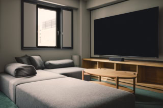 85インチの液晶テレビと鹿島建設が開発した3Dサラウンドの音響が設置されています
