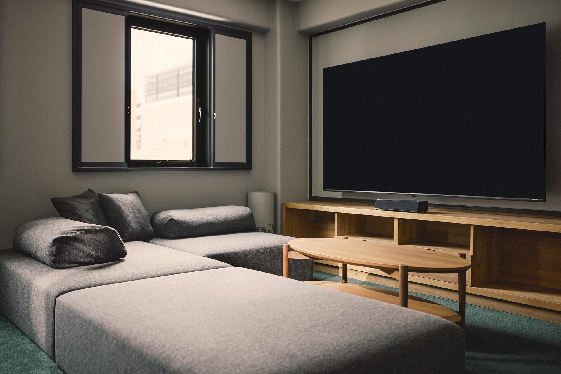 85インチの液晶テレビと鹿島建設が開発した3Dサラウンドの音響が設置されています