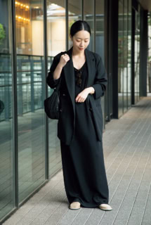 WEARING着用分：ドレス¥15,400（プラージュ／プラージュ 代官山店）、サロモンのスニーカー、その他は本人私物、STYLING追加分：サングラス¥42,900（プロジェクト プロダクト）、ジャケット¥36,300（リアム プラージュ／共にプラージュ 代官山店）、ザ・ロウのシューズ、ルメールのバッグ、ヨイ イニキのブレスレットは全て本人私物
