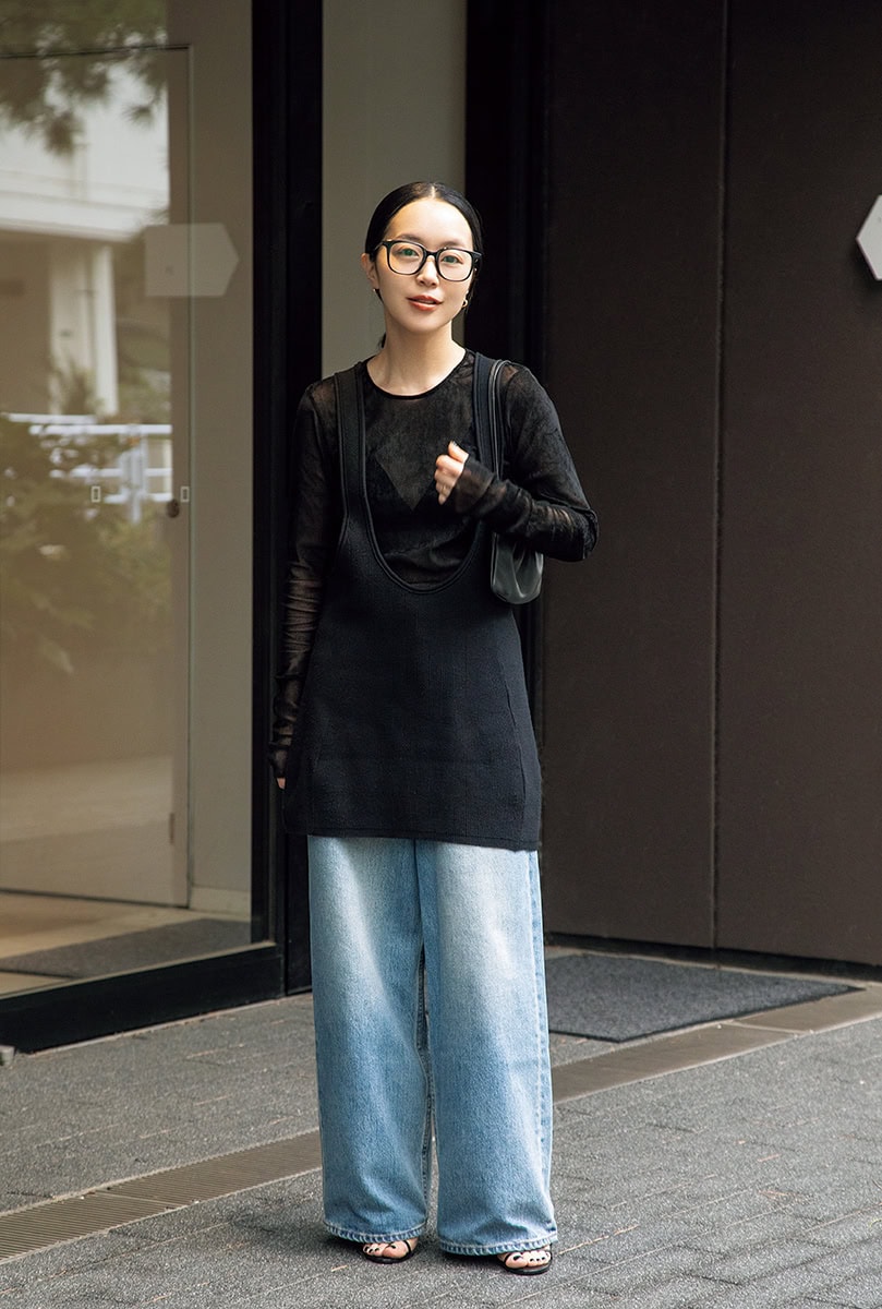 ゆったり黒ワンピが都会的なモードスタイルに! 串田 翠さんのブラックのレイヤード術は必見です