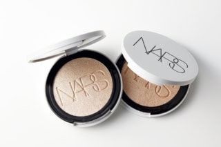 NARS ライトリフレクティング ルミナイジングパウダー 全5色 各¥6,050（共にNARS JAPAN・7月18日発売）