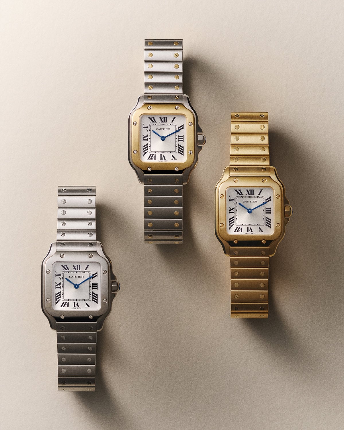 © Cartier © Valentin Abad〈サントス ドゥ カルティエ〉ウオッチ スモールモデル、右から：［イエローゴールド］¥4,884,000、［イエローゴールド×ステンレススティール］¥1,584,000、［ステンレススティール］¥962,500（全てカルティエ／カルティエ カスタマー サービスセンター）