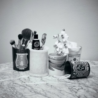キャンドルの空き瓶、その他は全て風間さん私物左から：Cire Trudon、Officine Universelle Buly、Diptyque、Astier de Villatte
