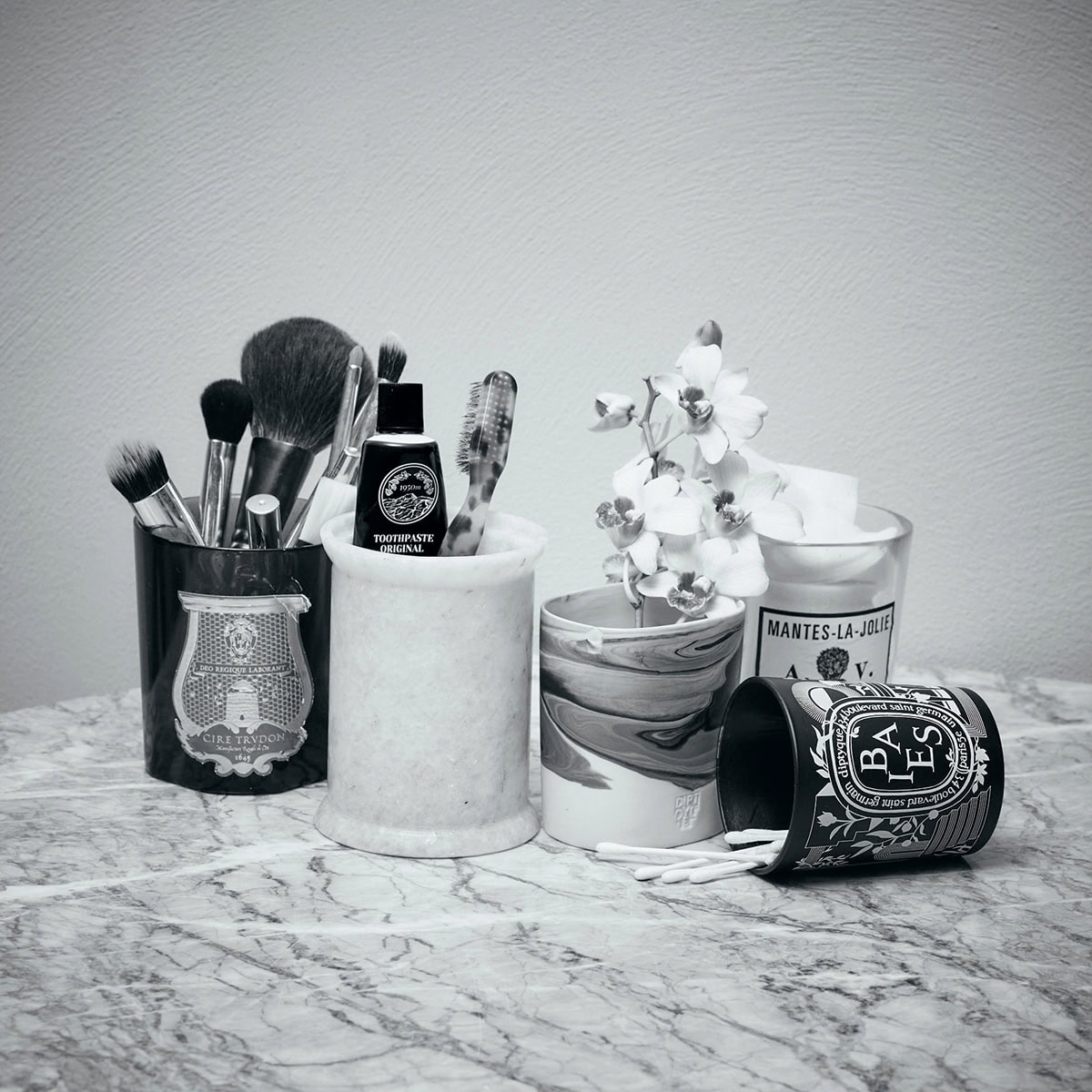 キャンドルの空き瓶、その他は全て風間さん私物左から：Cire Trudon、Officine Universelle Buly、Diptyque、Astier de Villatte