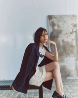【同率第3位】ジャケット¥173,800、Tシャツ¥61,600、スカート¥121,000（全てマディソンブルー）、ローファー¥19,800（APOM／ピモンテ）