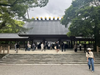 クラシックな本宮。急に雨も降ってきたので、神様に歓迎されていたのかも！