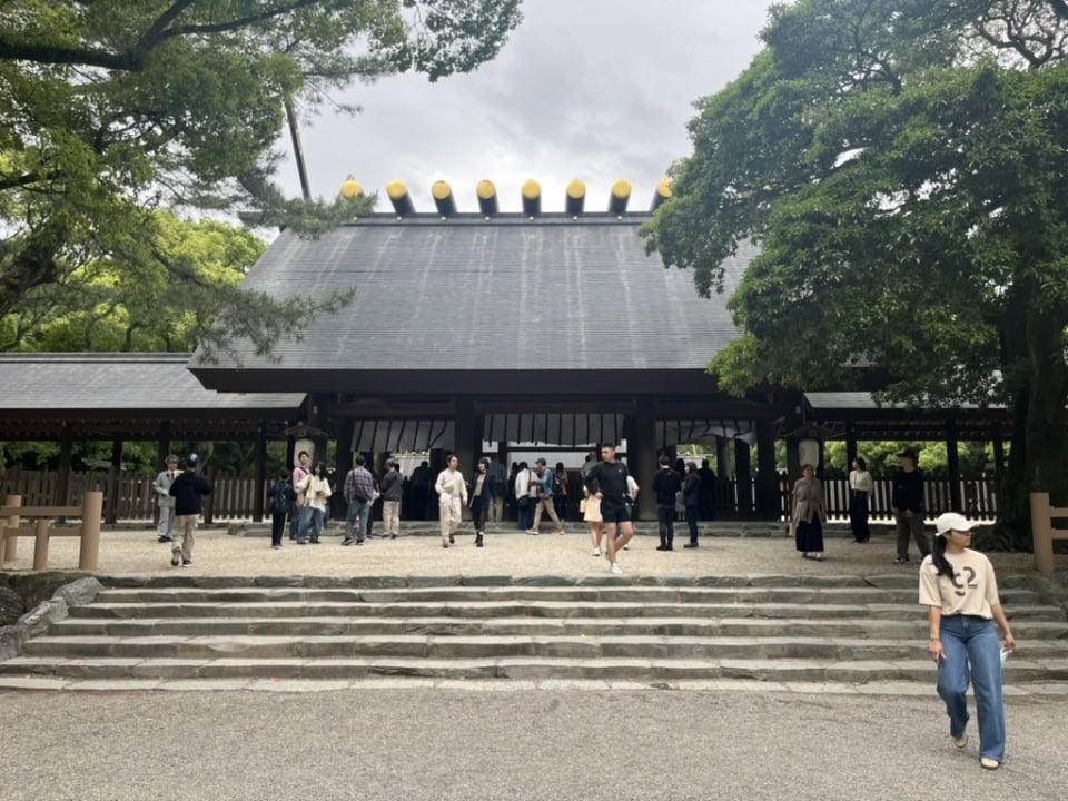 クラシックな本宮。急に雨も降ってきたので、神様に歓迎されていたのかも！