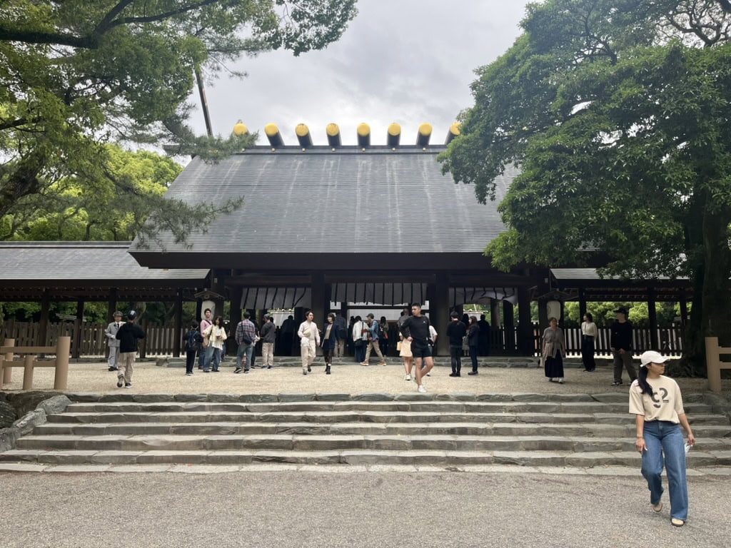 クラシックな本宮。急に雨も降ってきたので、神様に歓迎されていたのかも！
