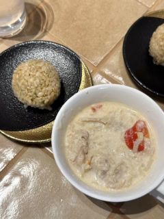 西岡麻央氏が登場し、この日のために鶏肉とパプリカのタイ風カレースープが提供されました