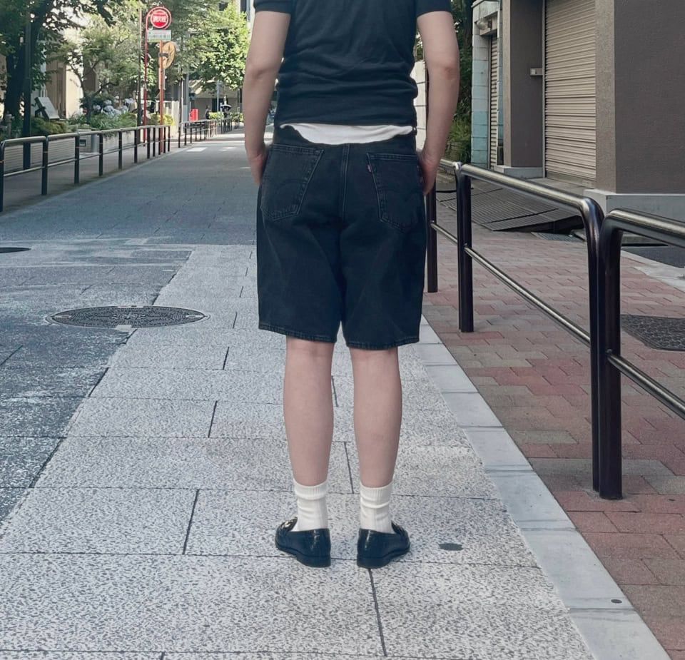 後ろから見るとこんな感じ。ヒップまわりも太モモもけっこうゆとりがありますよね。筆者はこのくらいが好きなんです♡