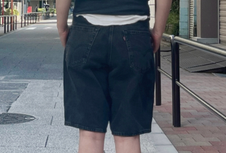 後ろから見るとこんな感じ。ヒップまわりも太モモもけっこうゆとりがありますよね。筆者はこのくらいが好きなんです♡