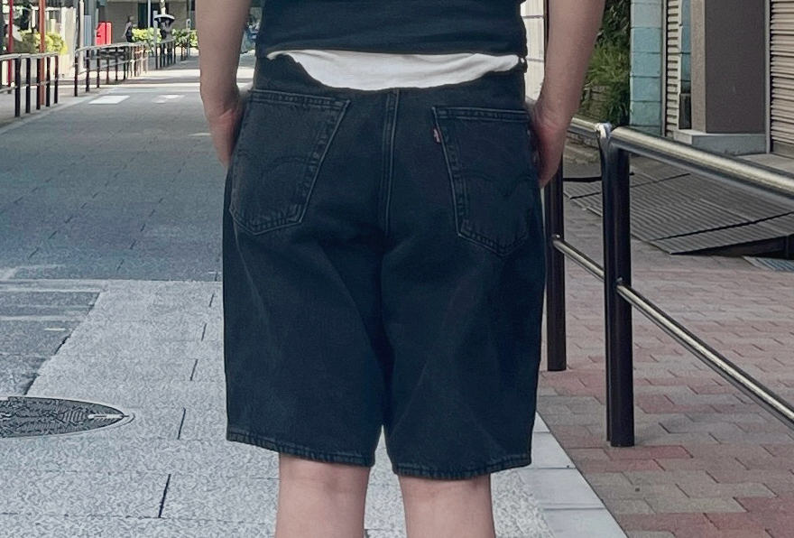 後ろから見るとこんな感じ。ヒップまわりも太モモもけっこうゆとりがありますよね。筆者はこのくらいが好きなんです♡