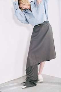 シャツ¥220,000、スカートパンツ¥341,000、ベルト¥105,600、ピアス¥239,800、リング¥170,500、ローファー［ヒール4㎝］¥236,500（全てボッテガ・ヴェネタ／ボッテガ・ヴェネタ ジャパン）