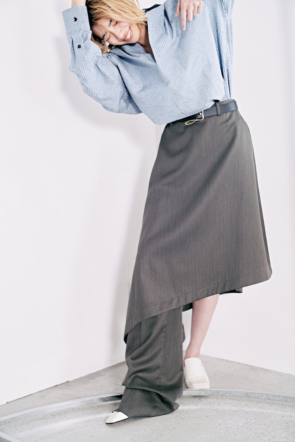 シャツ¥220,000、スカートパンツ¥341,000、ベルト¥105,600、ピアス¥239,800、リング¥170,500、ローファー［ヒール4㎝］¥236,500（全てボッテガ・ヴェネタ／ボッテガ・ヴェネタ ジャパン）