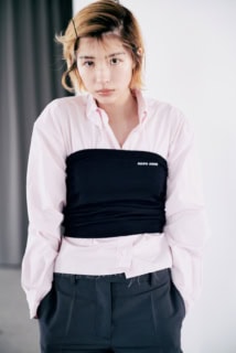 シャツ¥181,500、ベアトップ¥149,600、トラウザー¥253,000※全て予定価格（全てミュウミュウ／ミュウミュウ クライアントサービス）