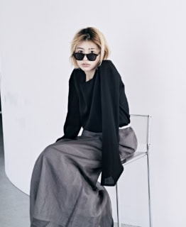 トップス¥336,600、スカート¥371,800、サングラス¥64,900 （全てザ・ロウ／ザ・ロウ・ジャパン）