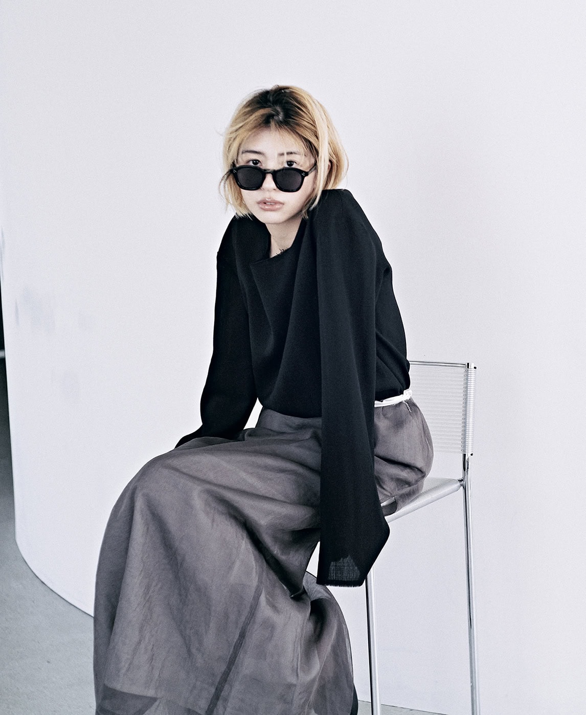トップス¥336,600、スカート¥371,800、サングラス¥64,900 （全てザ・ロウ／ザ・ロウ・ジャパン）