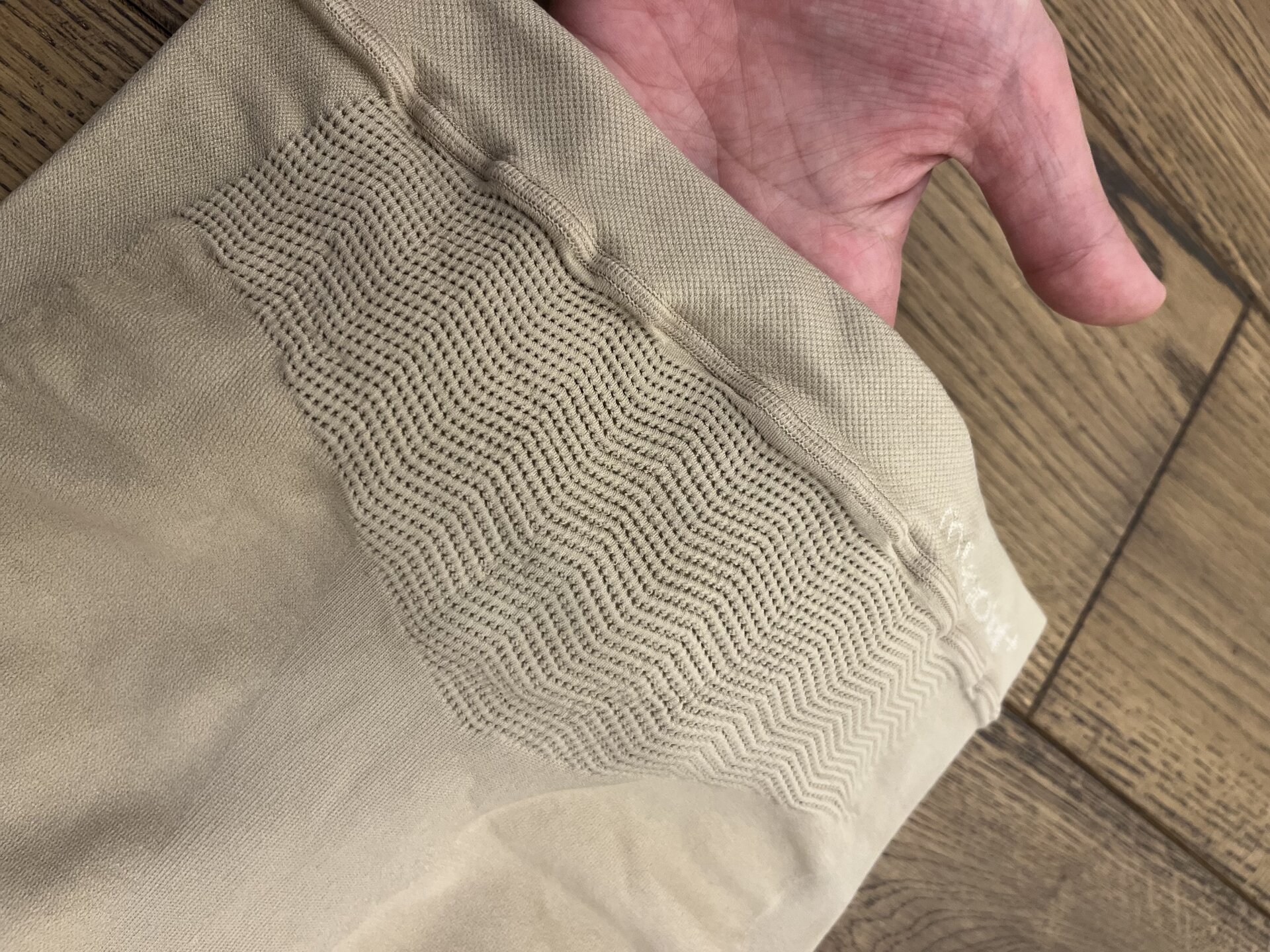 この波を打ったようなメッシュ部分が着圧効果を高めてくれます