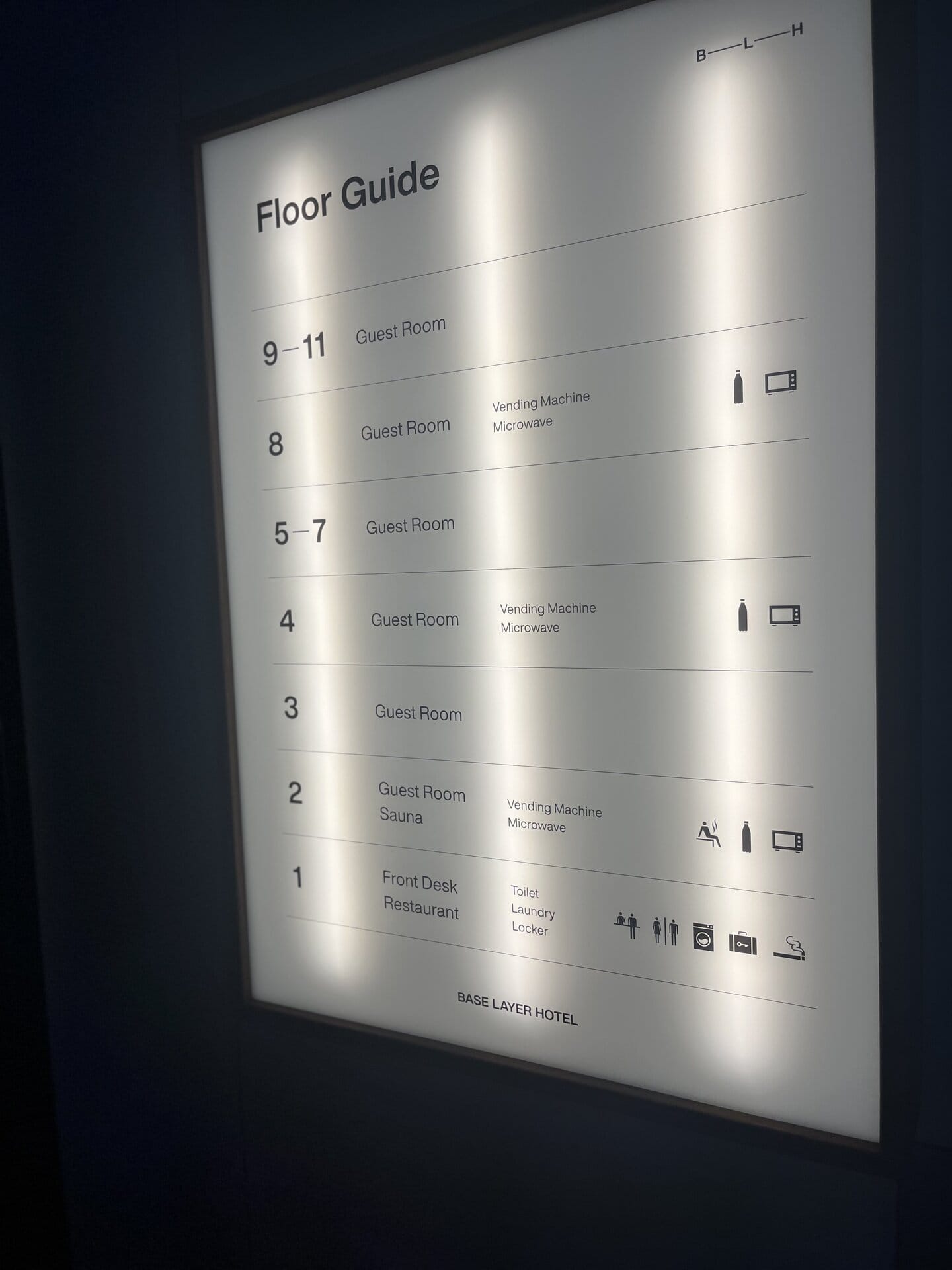 【BASE LAYER HOTEL】は11フロアで構成。エレベーター横にあったフロアガイドもなんだか洒落ています