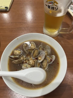 一人での訪問だったので、【台湾中華料理 味仙】ではアサリ炒めのみをオーダー。かなりパンチのある味で、ビールが進む進む！
