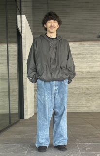 ハイク フォー ユナイテッドアローズのジャケット、ドリス ヴァン ノッテンのデニム、エイチ ビューティ＆ユースのソックス、パラブーツのローファーは岡本さん私物