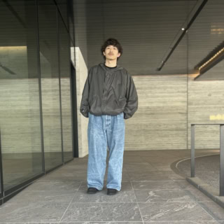 【梅雨コーデ】テック系ジャケットが活躍！岡本一宏さんのコーデバランスが素敵［メンズ服に学ぶ］