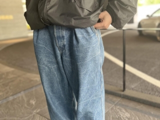 他とは一線を画すユニークな色落ちが、シンプルコーデの絶妙なスパイスに