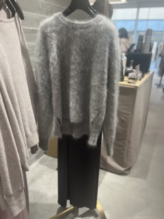 ロンデリアプルオーバーニット￥94,600（カオス）
