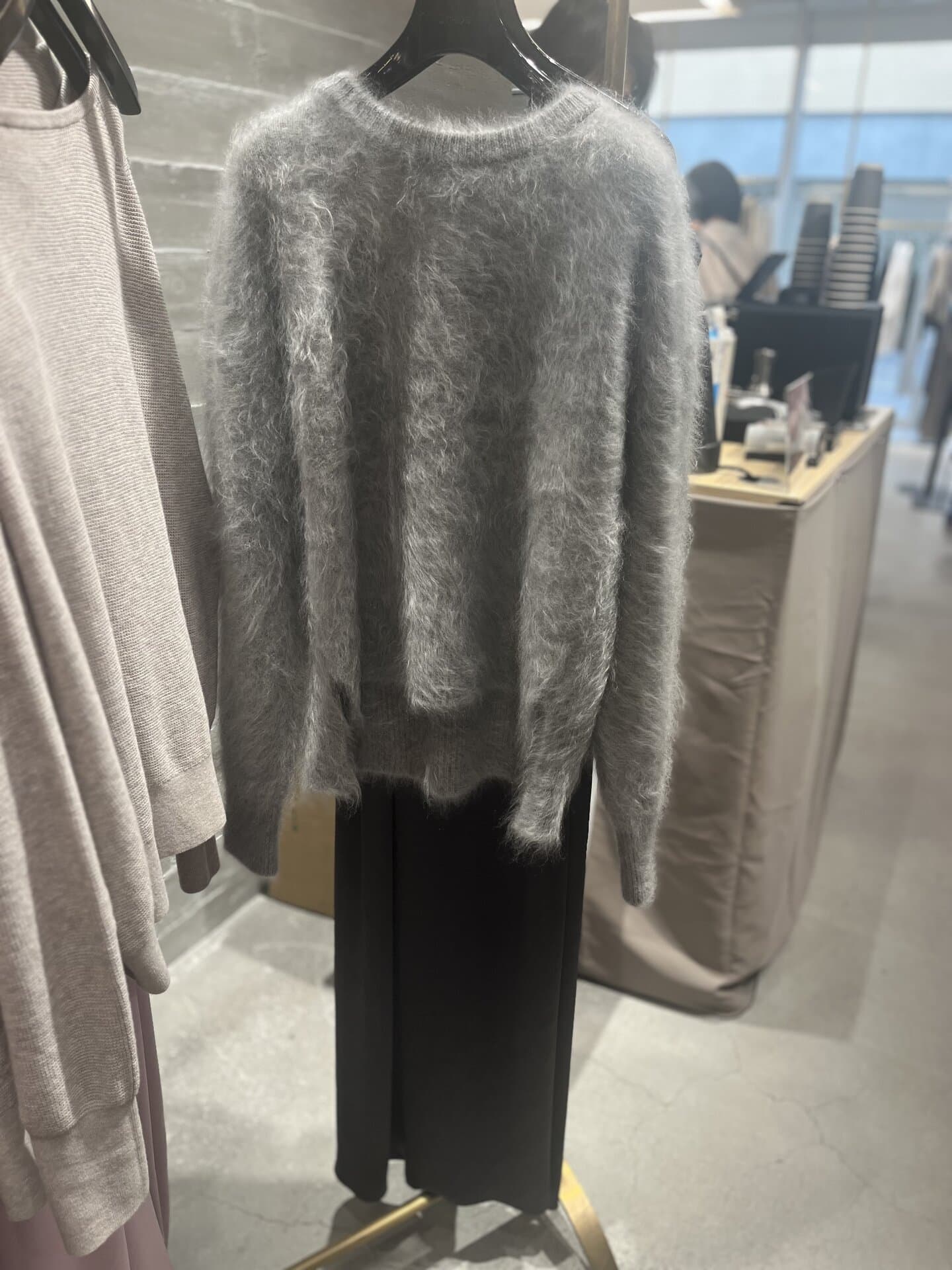 ロンデリアプルオーバーニット￥94,600（カオス）