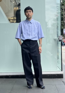 ブルー系でまとめたきちんと感あるコーデでありながら、足元はパイソンのサンダルで外すなんておしゃれがすぎる！
