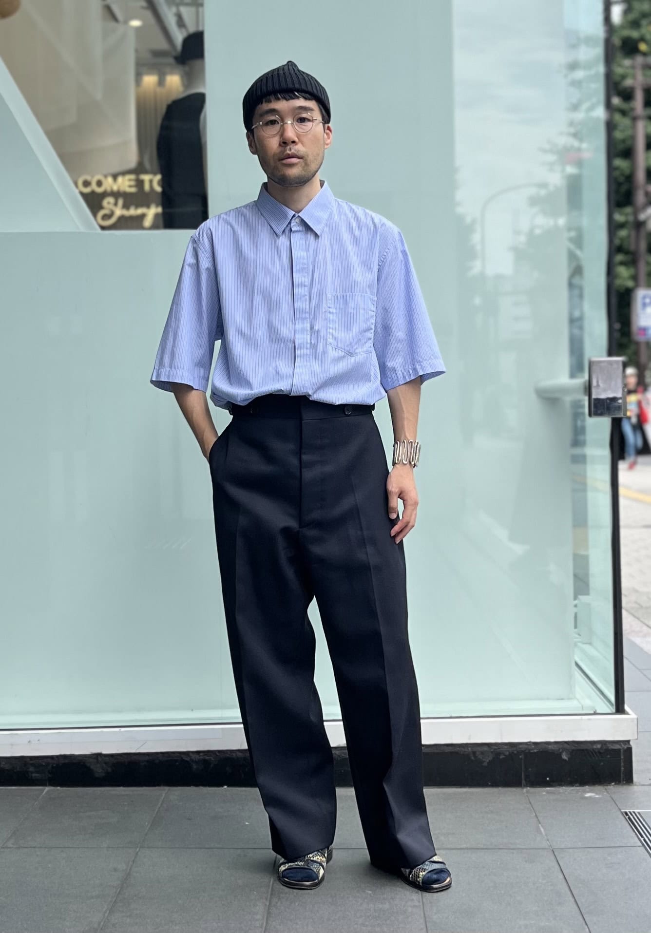 ブルー系でまとめたきちんと感あるコーデでありながら、足元はパイソンのサンダルで外すなんておしゃれがすぎる！