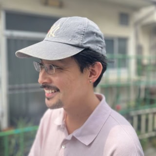 色使いが美しいピアスは、吉岡さんのおばあさんから引き継いだモノだとか。なんだか素敵♡