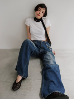Tシャツ¥6,600※黒と2枚セット（ヘインズ フォー ビオトープ／ビオトープ）、デニムパンツ¥39,600（アンスクリア／アマン）、パンツに付けたチャーム¥8,800（ストリング ティング／ショールーム シャルメール）、バレエシューズ¥70,400（レペット／ルック ブティック事業部）、首に巻いたスカーフ¥22,000（コウ）