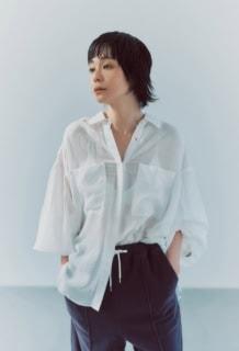 白シャツ¥47,300（カオス／カオス表参道）、パンツ¥28,600（ザ・シンゾーン／シンゾーン 表参道本店）